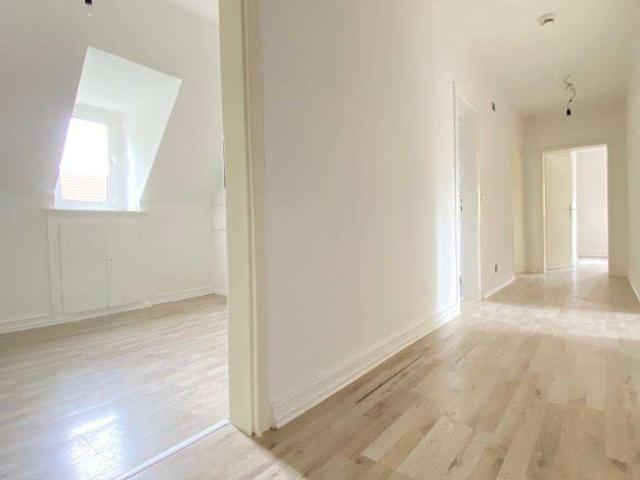 2 Zimmer +renoviert +heller Laminatboden +modernes Tageslichtbad