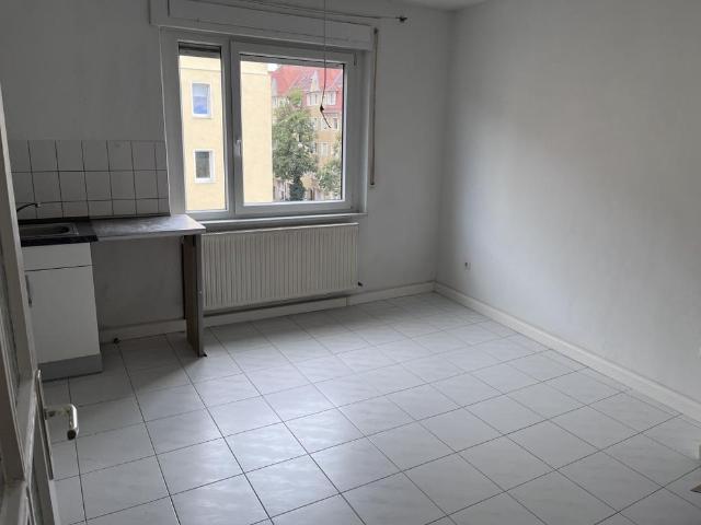 2 Zimmerwohnung Einbauküche Bad und WC getrennt Laminatböden Kein Aufzug