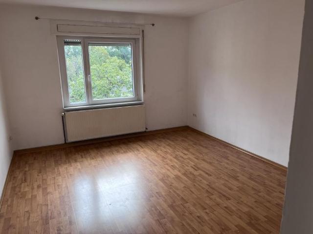 2 Zimmerwohnung Einbauküche Bad und WC getrennt Laminatböden Kein Aufzug