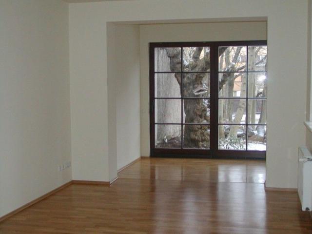 2 Zimmerwohnung im Seitengebäude mit direkt Zugang zum Karl Heine Kanal !