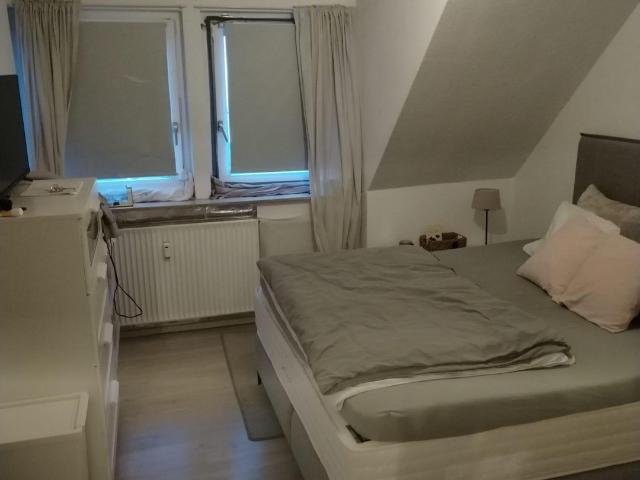 2 Zimmerwohnung in Bestlage WG Geeignet! Übernahme Möbel möglich