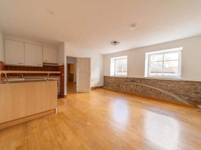 2 Zimmerwohnung in stilvollem Altbau