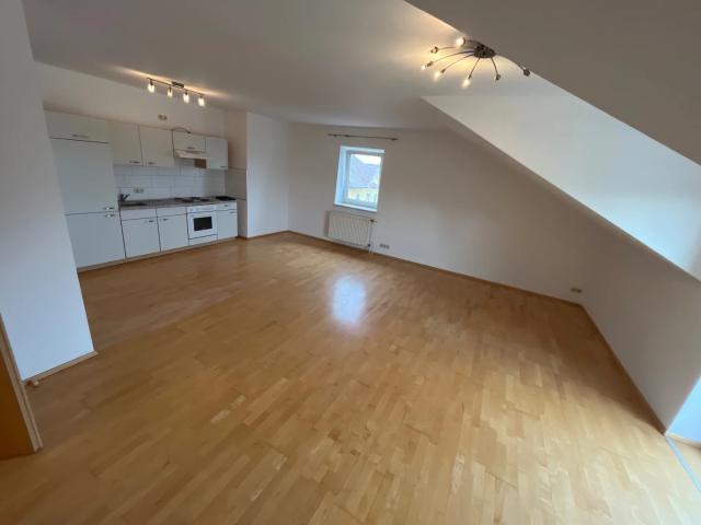 2 Zimmerwohnung mit Einbauküche und kleinem Balkon