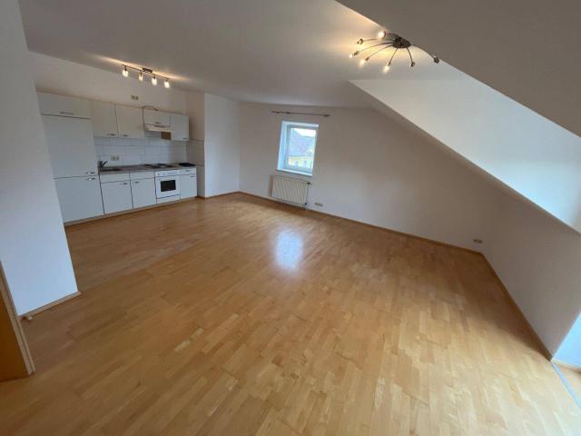 2 Zimmerwohnung mit Einbauküche und kleinem Balkon