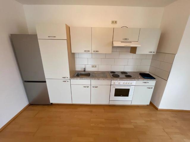 2 Zimmerwohnung mit Einbauküche und kleinem Balkon