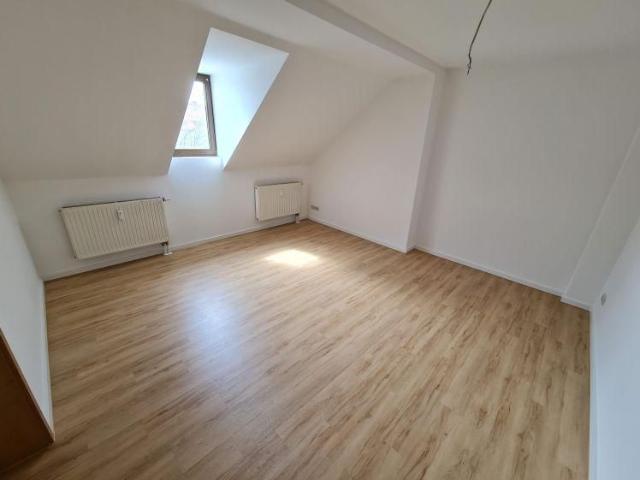 + + 2,0 Zimmerwohnung mit Einbauküche und Designbelag + +