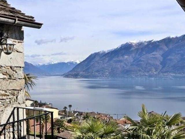 2 1/2 Zimmer Dachgeschosswohnung mit Gartenanteil mit schöner Seesicht / 2 1/2 Zimmer Dachgeschosswohnung mit Garten und Seeblick