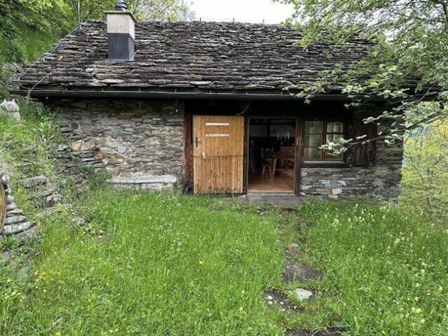 2 1/2 Zimmer Rustico mit viel Wiesland an Alleinlage, sehr sonnig, ruhig, schöne Aussicht/Rustico mit 2 1/2 Zimmern sehr ruhig, sonnig