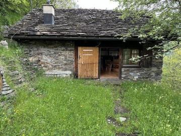 2 1/2 Zimmer Rustico mit viel Wiesland an Alleinlage, sehr sonnig, ruhig, schöne Aussicht/Rustico mit 2 1/2 Zimmern sehr ruhig, sonnig