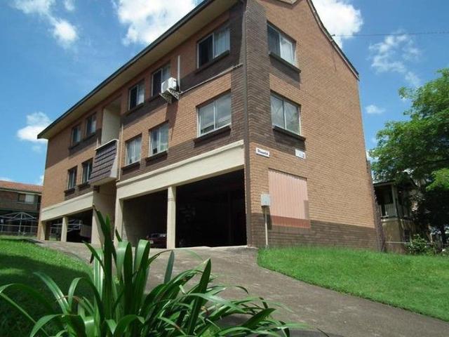 Walking to Bus Train Shopping Complex UQ
