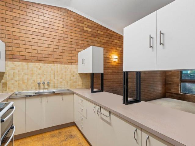 2,2,1 Unit in Caboolture