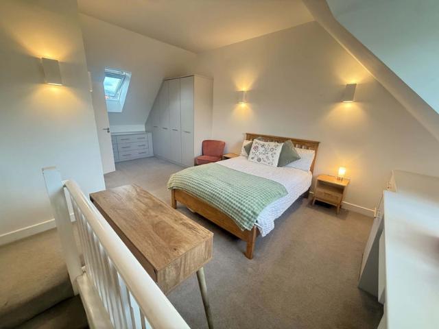 2 3 bed fully furnished house to rent in Waverley