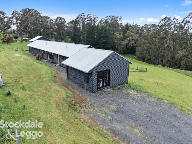 2.47 ACRES, A MODERN HOME & TOWN AT YOUR DOORSTEP