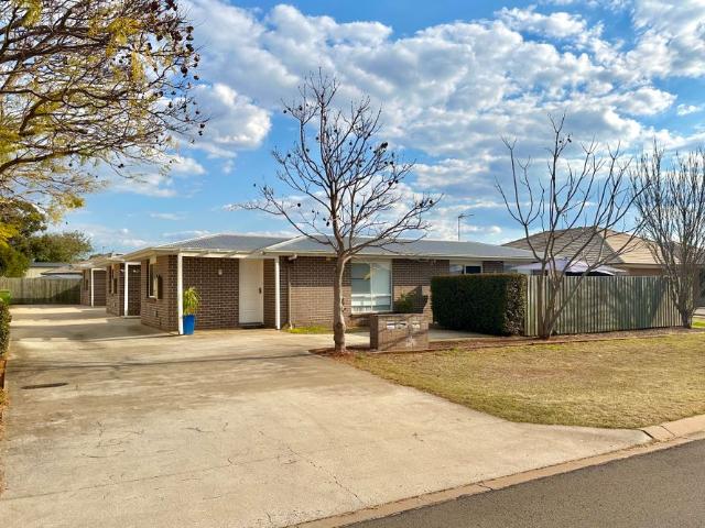 2 / 4 Clive Street, Oakey