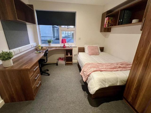 2 4 Plymbridge Lane 2, Plymouth PL6 8 bed flat to rent £4,507 pcm £1,040 pw
