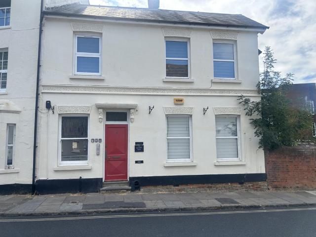 2 4 Temple Square, HP20 1 bed flat to rent £850 pcm £196 pw