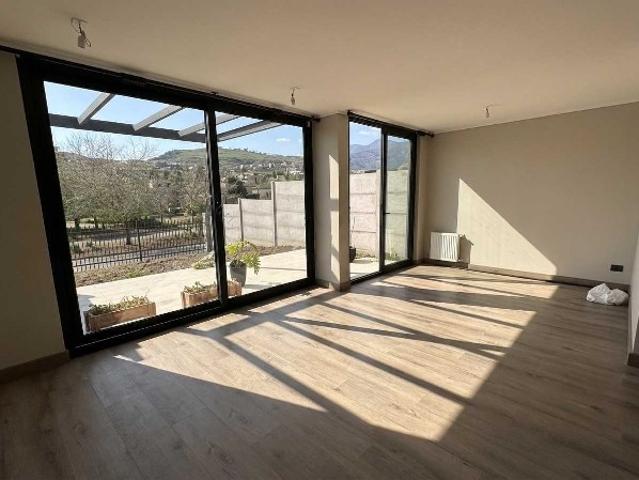 $ 2.500.000 Casa en Arriendo en Lo Barnechea 4 dormitorios 5 baños / Inmobiliaria e Inversiones Greene Ltda