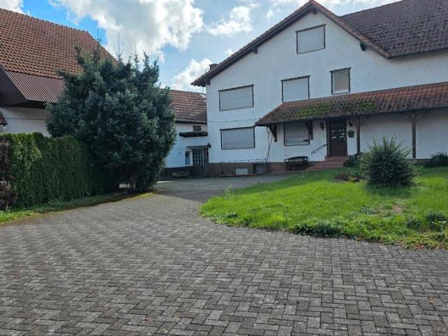 2.500m² Grundstück: Haus 230m², 2 Hallen, Garage+Grube