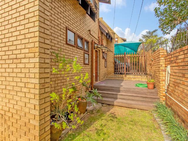 2.5 Bedroom Townhouse To Let in Sandton Central