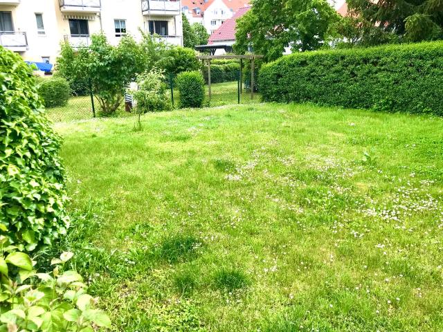 2.5 room apartment, quiet outskirts, 15 min to center Leipzig, 5 min to the highway+5 min to the lake, in the green with garden + carport Leipzig Amsterdam Apartments for Rent