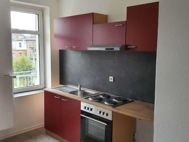 2,5 Zimmer Maisonette DG Whg mit Balkon, EBK, Laminat, Badewanne