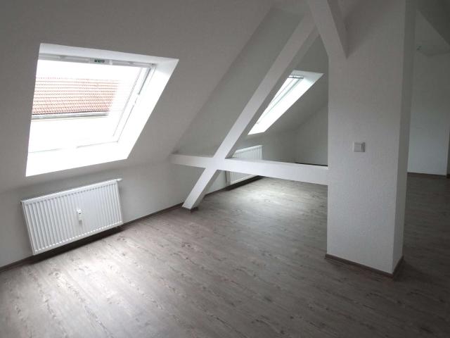 2,5 Zimmer Maisonette DG Whg mit Balkon, EBK, Laminat, Badewanne