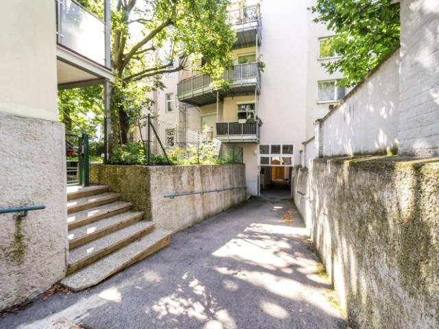 2,5 Zimmer Altbauwohnung mit Loggia & guter Anbindung