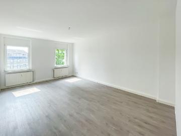2,5 Zimmer – Balkon – renoviert – zentrale Lage direkt am Rathaus