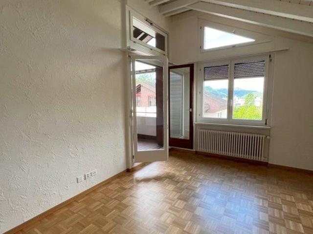 2.5 Zimmer Dachwohnung mit gedeckter Loggia und Lift