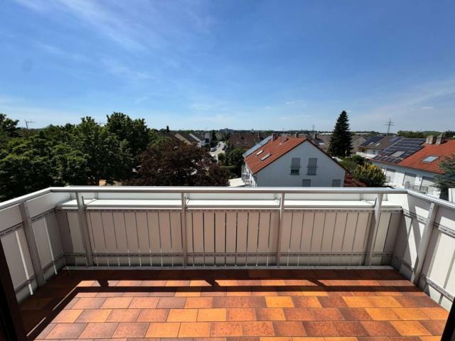 2,5 Zimmer Dachwohnung mit sonnigem Balkon & Weitblick – Einzelgarage