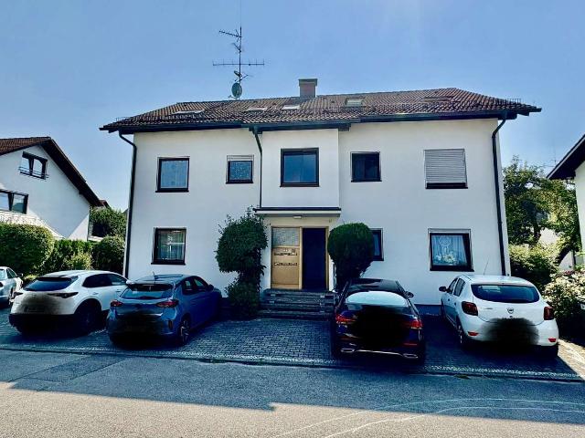 2,5 Zimmer Dachgeschosswohnung mit Küche und großem Balkon in sehr ruhiger Lage