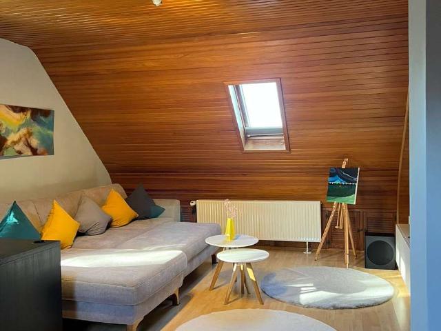 2,5 Zimmer DG Wohnung mit Einbauküche und Gartenteil