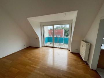 2,5 Zimmer Galeriewohnung mit Balkon, Einbauküche und Tiefgaragenstellplatz