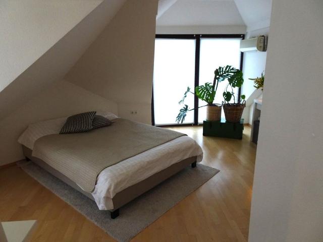 2,5 Zimmer Loftwohnung im Dachgeschoss mit Einbauküche, Balkon, PKW Stellplatz in Oldenburg/ Eversten