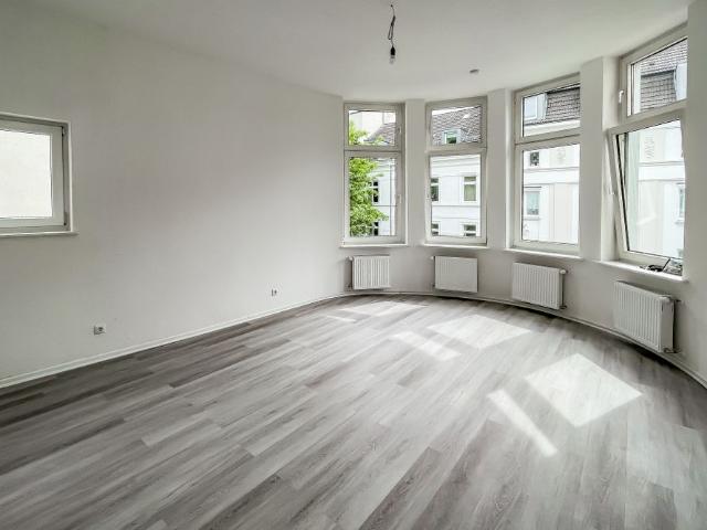2,5 Zimmer – vollständig saniert – Erstbezug – Einkaufszentrum