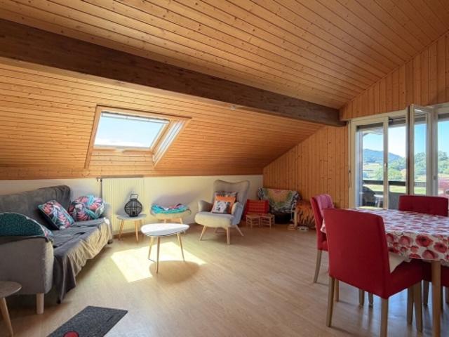 2.5 Zimmer Wohnung im letzten Stock mit Balkon und Garage