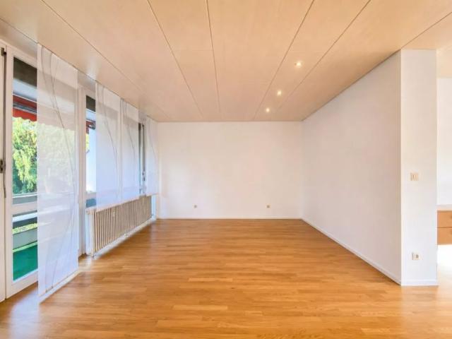 2,5 Zimmer Wohnung mit großem Balkon und Einbauküche