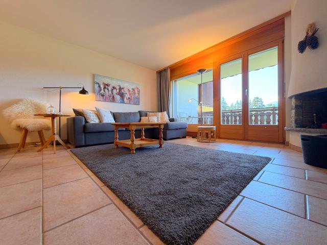 2,5 Zimmer Wohnung mit Kamin, nach Süden ausgerichtetem Balkon und Bergblick – Crans Montana