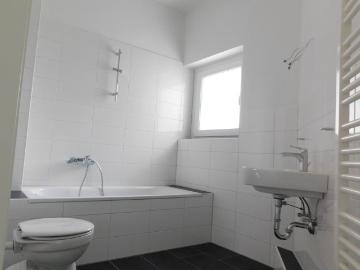 2,5 Zimmer Wohnung mit Loggia, voll renoviert!