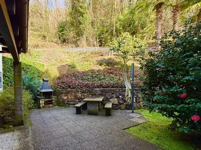 2,5 Zimmer Wohnung mit Pool und Zugang zum See