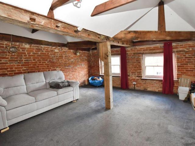 2 8 Catherine Street, Salisbury 1 bed flat to rent £850 pcm £196 pw