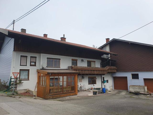 2,8 ha Grünland + Wohnhaus + umgebautem Stall + vielfältigem Gebäudebestand