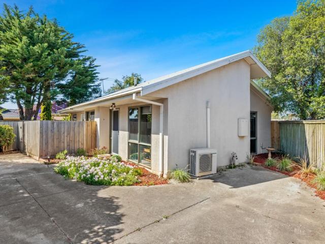 2 / 95 Songlark Crescent, Werribee