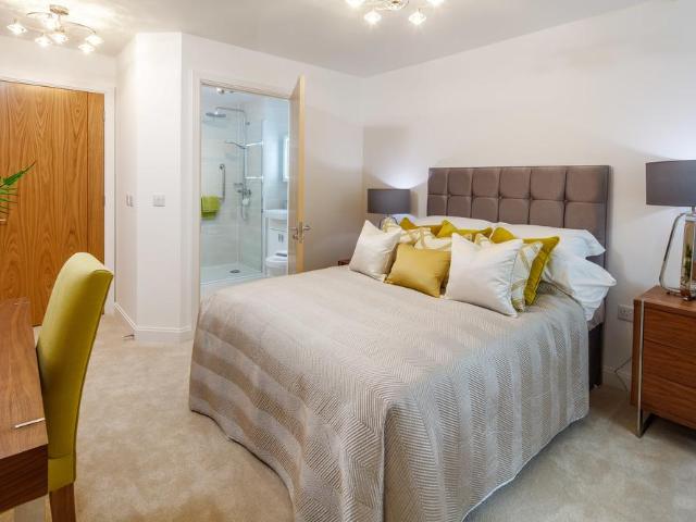 2a Addington Road Sanderstead, South. 2 bed retirement property to rent £3,700 pcm £854 pw