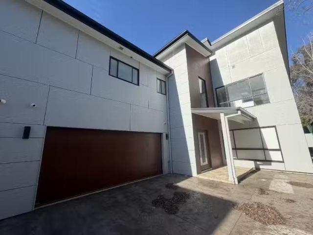 2B East Street, Dubbo Townhouse for rent Listed by Renay Arms.