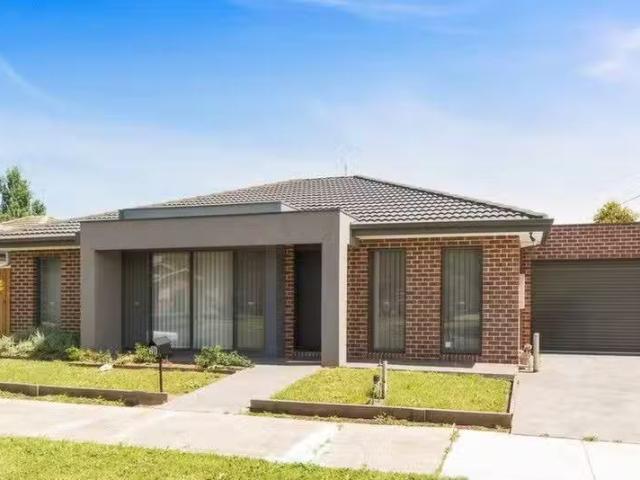 2B Hood Street, Frankston VIC 3199 House For Lease