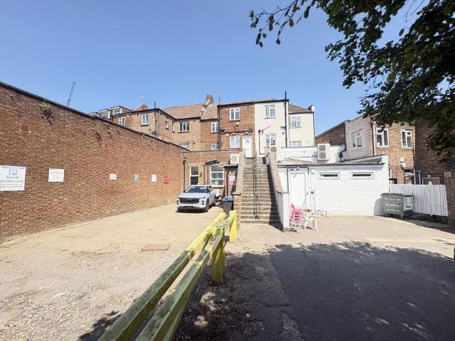 2b Russell Parade Russell Hill Purley. 1 bed flat to rent £1,200 pcm £277 pw