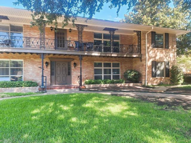 2BD/2BA Condo Behind the Pink Wall