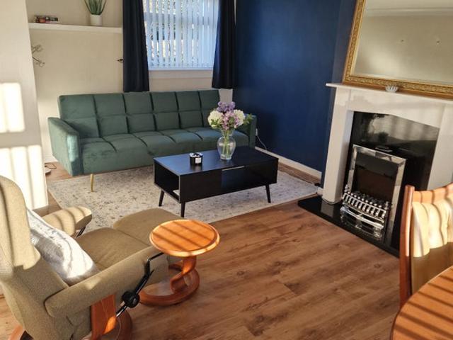 2bed house, parking, garden, wifi. 10min to beach
