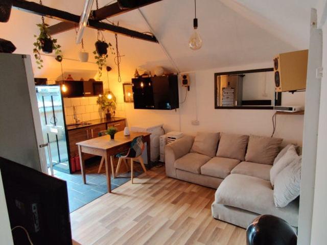 2bed warehouse flat in Hackney Wick rented whole